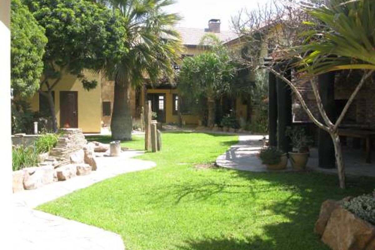 FOR SALE- MASSIVE 3 BEDROOM HOUSE WITH SEPARATE FLAT IN KRAMERSDORF, SWAKOPMUND, NAMIBIA - Photo 2