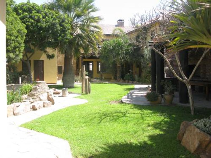 FOR SALE- MASSIVE 3 BEDROOM HOUSE WITH SEPARATE FLAT IN KRAMERSDORF, SWAKOPMUND, NAMIBIA - Photo 2