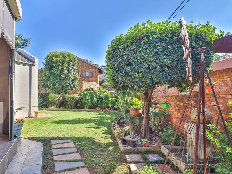 BEAUTIFUL 3 BEDROOM 2 BATHROOM DUET WITH OUTDOOR ENCLOSED ENTERTAINMENT - Photo 6