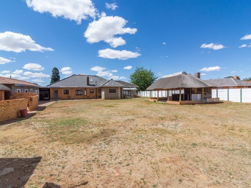 Spacious 4-Bedroom Family Home with Extensive Outbuildings and Modern Amenities - Photo 8