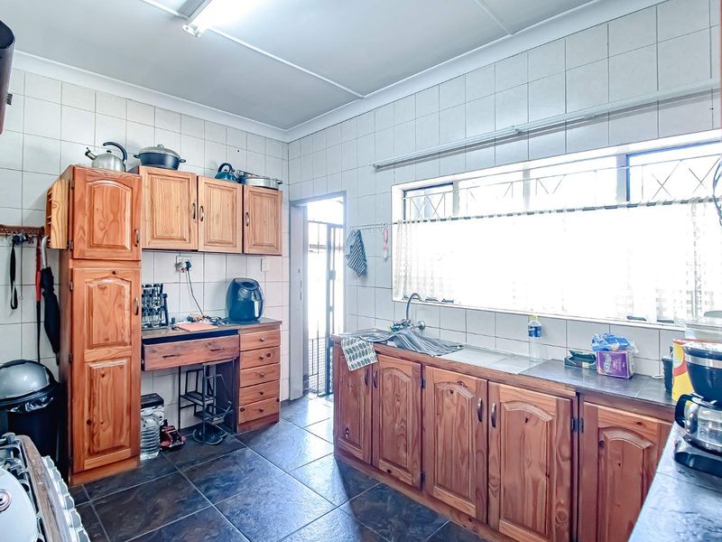 Spacious 3-Bedroom Home with Flatlet & Pool - Photo 8