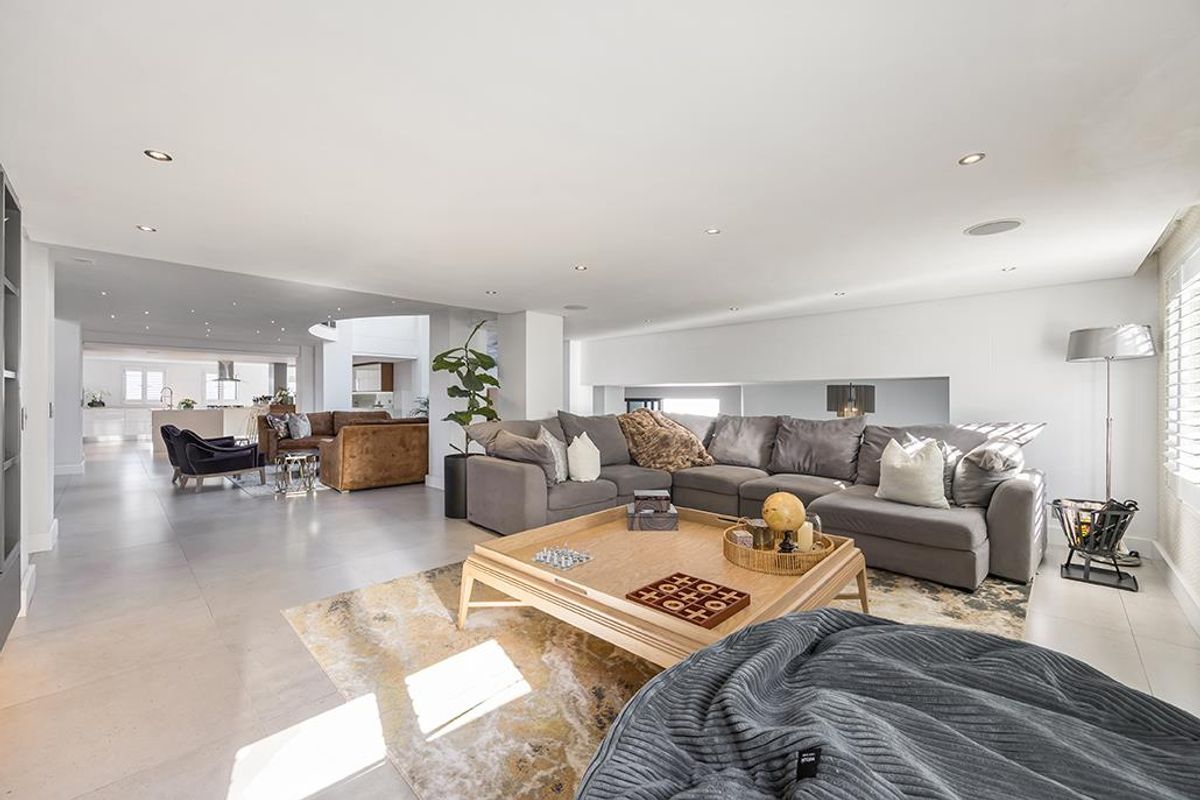 Luxurious Coastal Masterpiece with Panoramic Sea Views - Photo 4