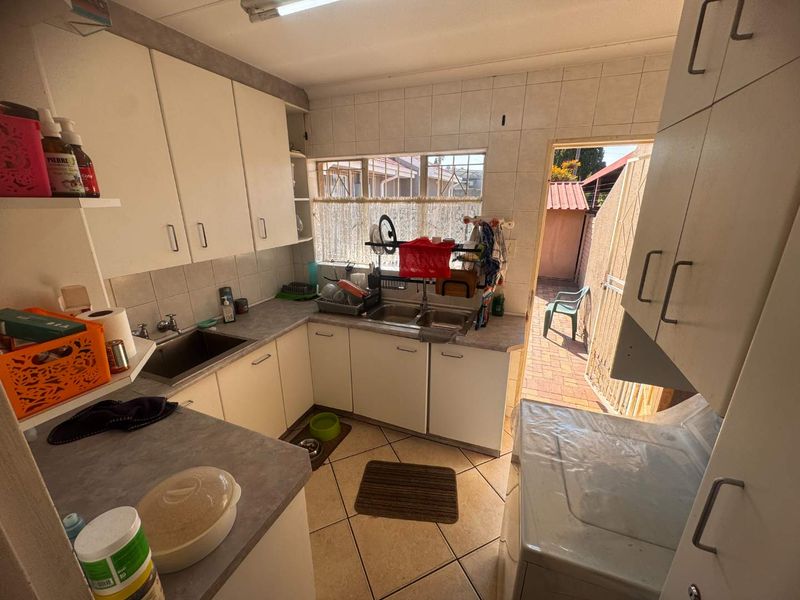 Large Family home with Flatlet for sale - Photo 4