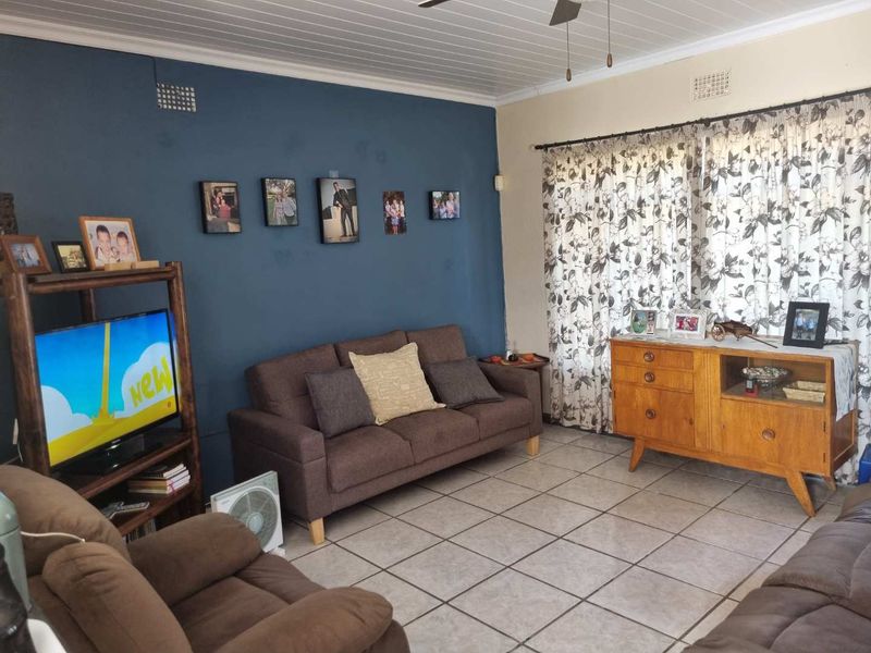 Family home with a small flatlet and pool - Photo 5