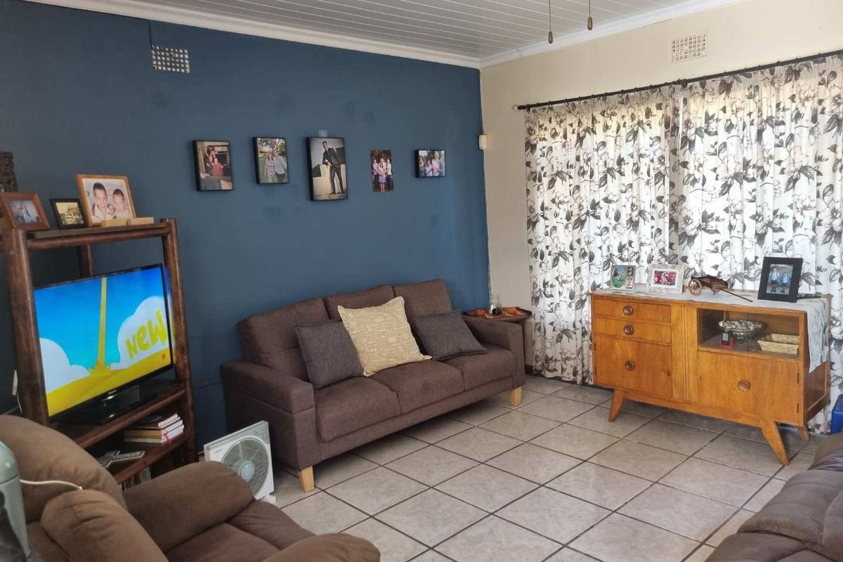 Family home with a small flatlet and pool - Photo 4