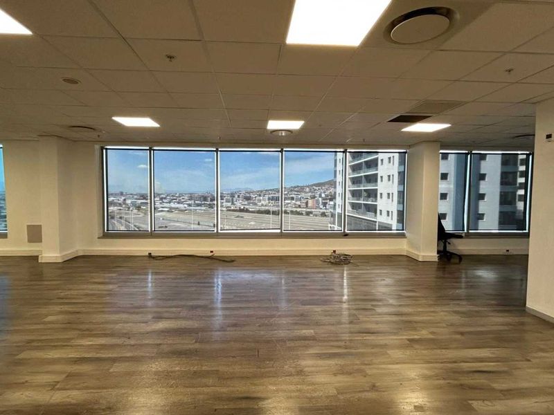 Full-floor 1660m2 office to let on 15th floor of the Halyard - Photo 2