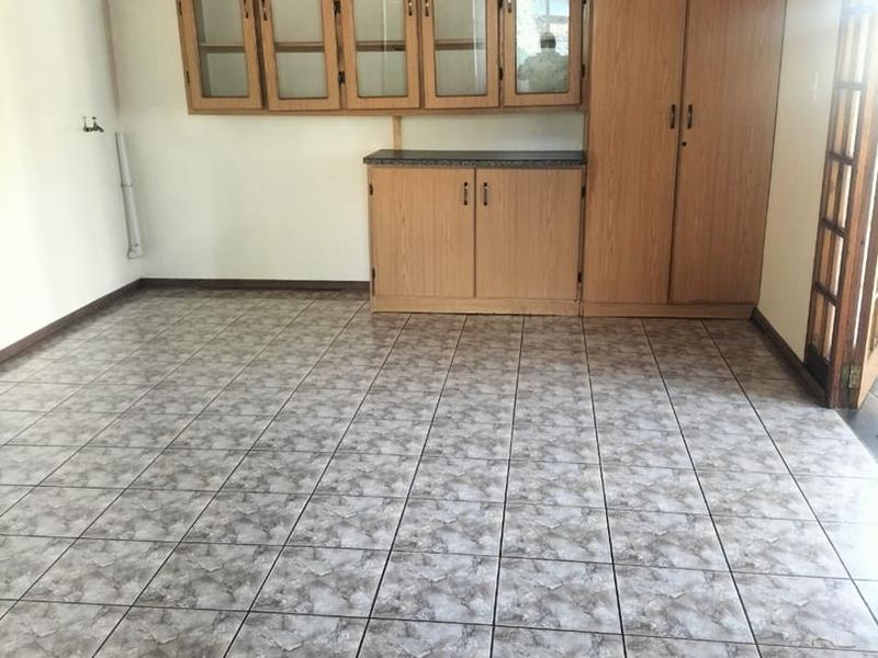 Charming Bachelor's Flat with Inclusive Utilities and Covered Parking - Photo 6