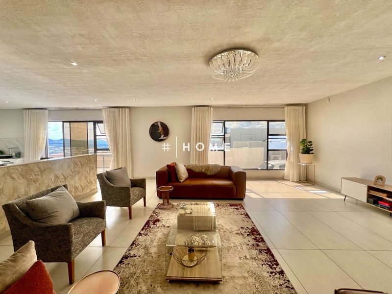 Spacious family home with stunning views - Photo 3