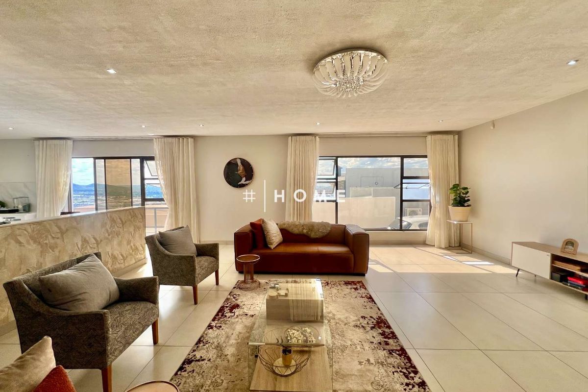 Spacious family home with stunning views - Photo 3