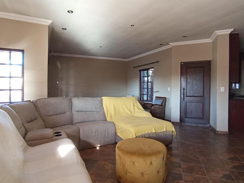 Spacious 3-Bedroom Home with Pool & Perfect Family Space - Photo 8