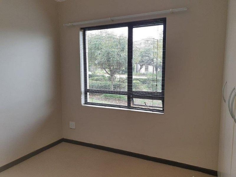 2 Bedroom 2 Bathroom Ground floor apartment for rent in beautiful Golf Estate R9000 available 1 August - Photo 9