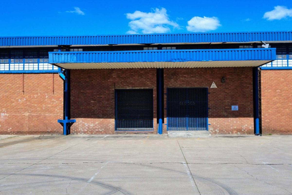 Massive 1,350 m2 Open-Plan Warehouse / Showroom on Steve Biko Road - Photo 3