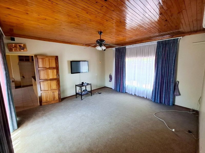 Spacious Family Home for Sale in Eastdene, well located. - Photo 7