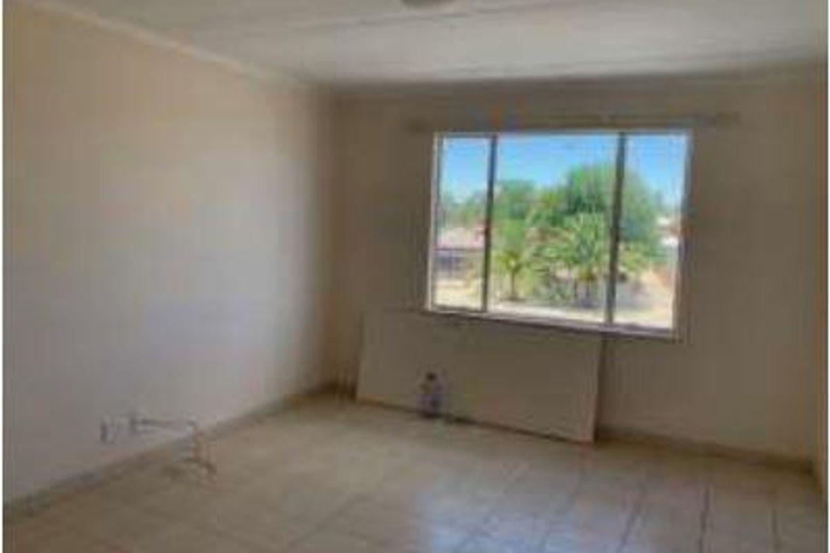 FLAT FOR SALE - PIONEERS PARK - Photo 4