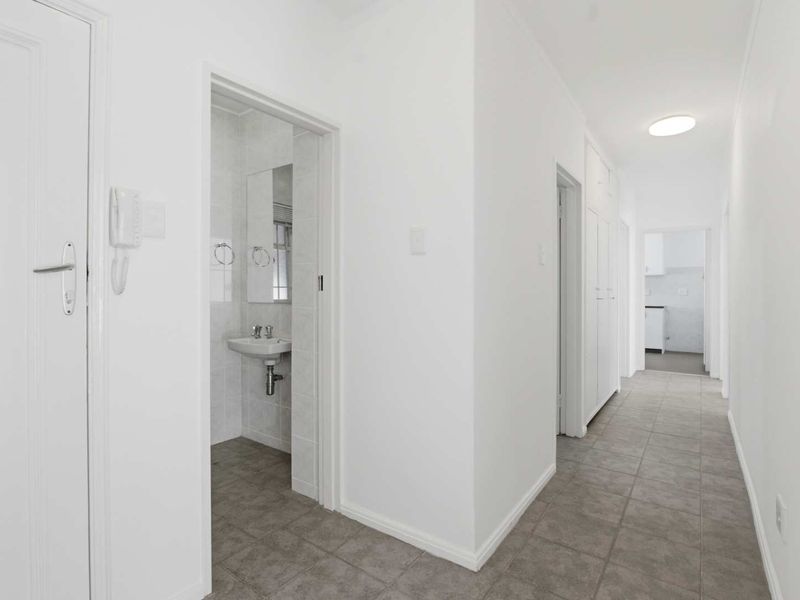 Spacious 3-Bed Fresnaye Home with Balcony & Scenic Skyline - Photo 7