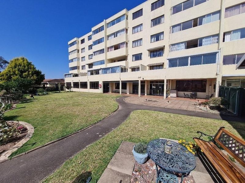 UNIQUIE (94 SQM) (1ST FLOOR FLAT) WITH 2 LOUNGES, OPEN BALCONY &amp; GARAGE. - Photo 1
