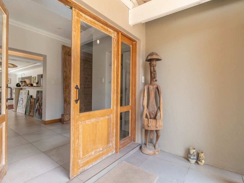 Elegant 4 Bedroom Family Home to Rent in Helderfontein Eco Estate - Photo 3