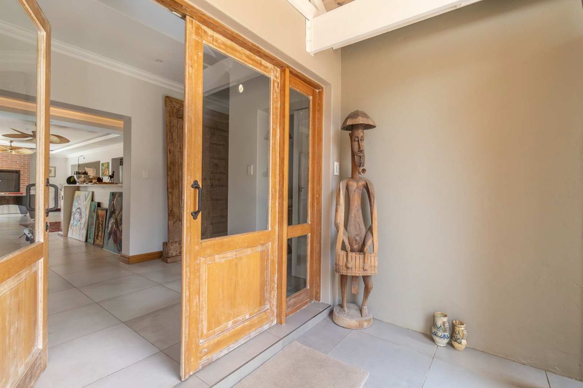 Elegant 4 Bedroom Family Home to Rent in Helderfontein Eco Estate - Photo 3