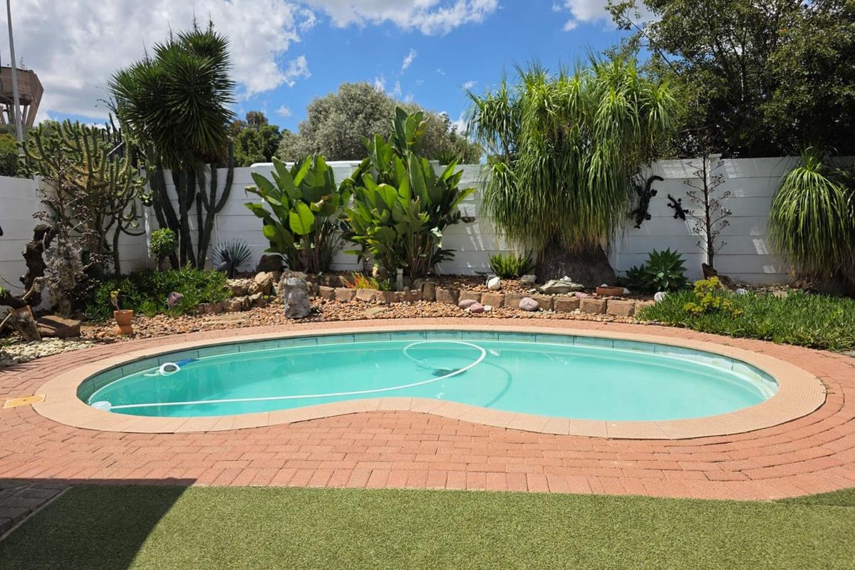 6 Bedroom Dual Living Property with Pool, Solar & Excellent Security - Photo 3