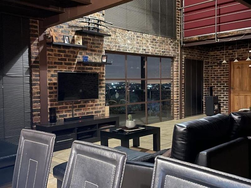 SOHO LOFT LIVING AT IT'S BEST. - Photo 6