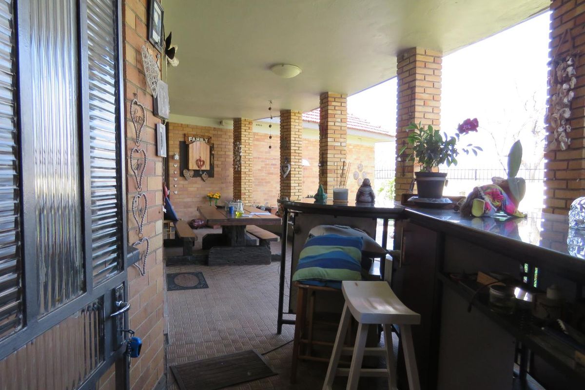 Spacious Florentia Family Living with Private Granny Flat - Photo 4