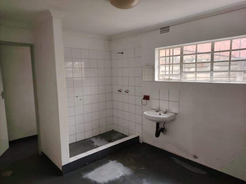 Neat 360m2 Factory to let in Apex - Photo 6