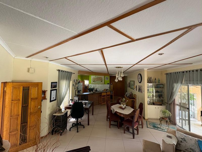 Large Plot - 3 Bedroom House - Plus Flat - Space - Garden & Pool - Photo 2