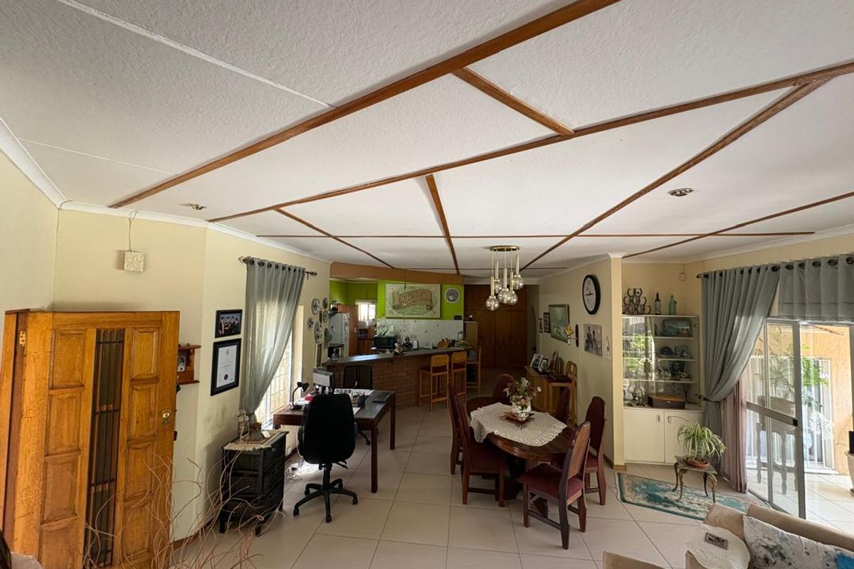 Large Plot - 3 Bedroom House - Plus Flat - Space - Garden & Pool - Photo 2