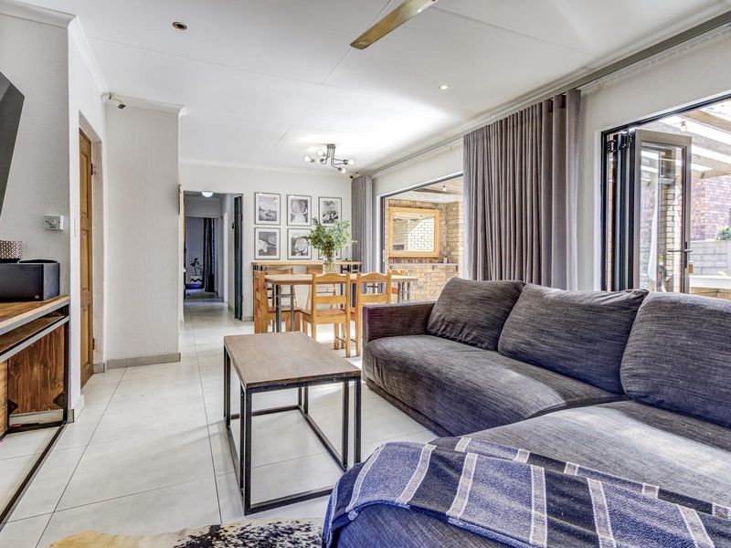 RENOVATED GEM IN ENCLOSED FAMILY FRIENDLY COMMUNITY - Super low levy! - Photo 2