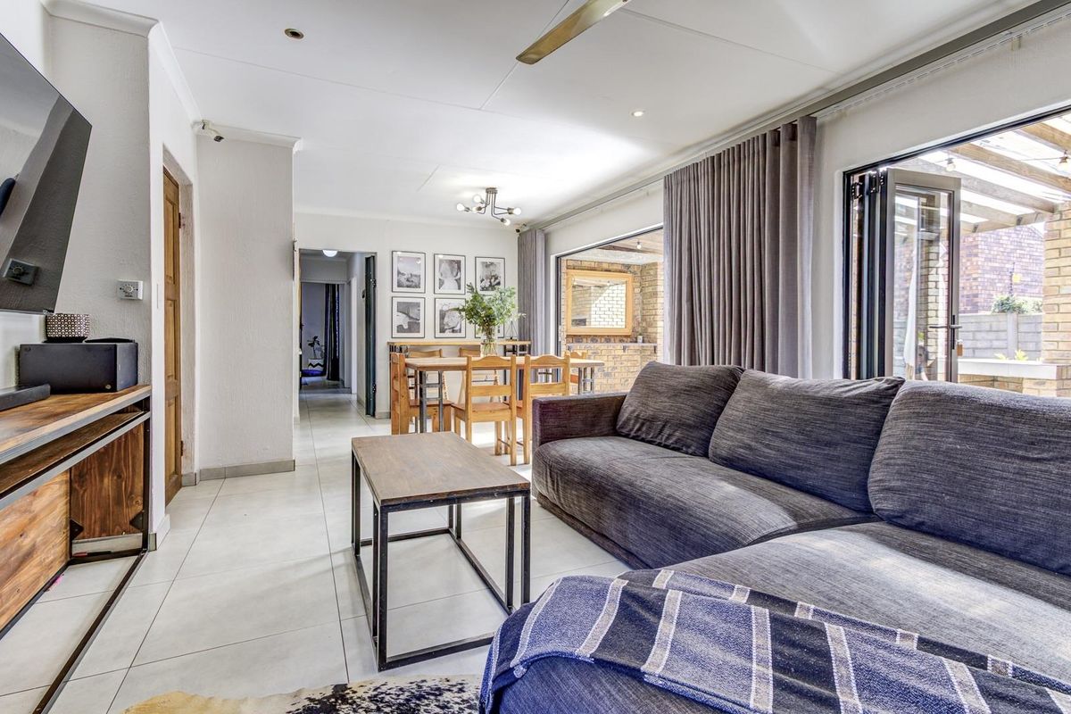 RENOVATED GEM IN ENCLOSED FAMILY FRIENDLY COMMUNITY - Super low levy! - Photo 2