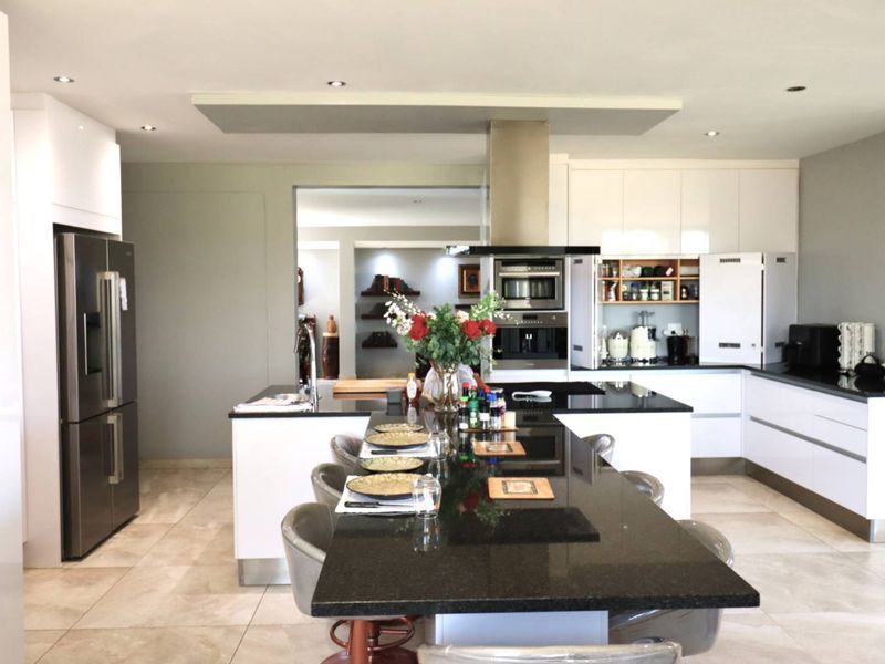 Exceptional 8-Bedroom Sea-View Property in Swakopmund - Photo 10