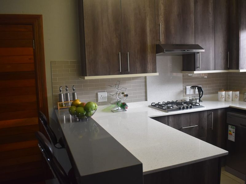 Popular complex - ground floor unit - Photo 5