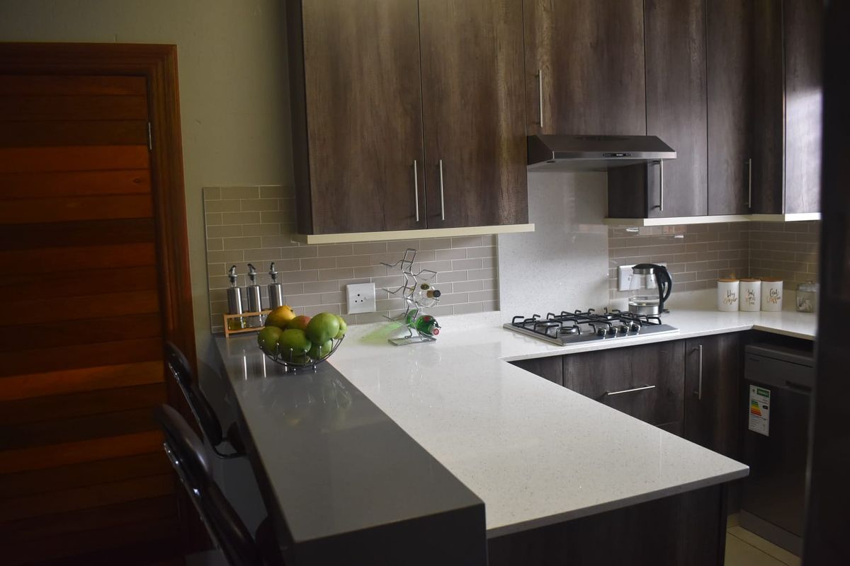 Popular complex - ground floor unit - Photo 5