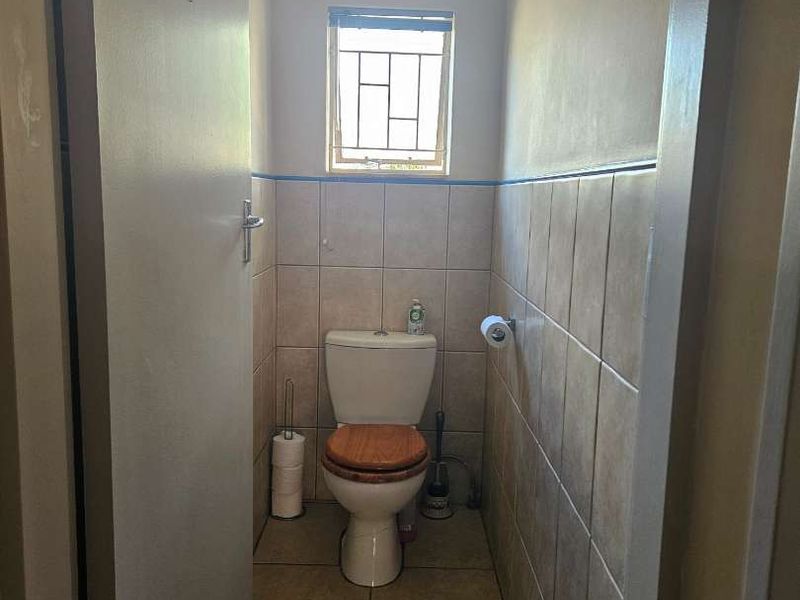 4 bedroom house with solar panels and swimming pool for sale - Photo 10