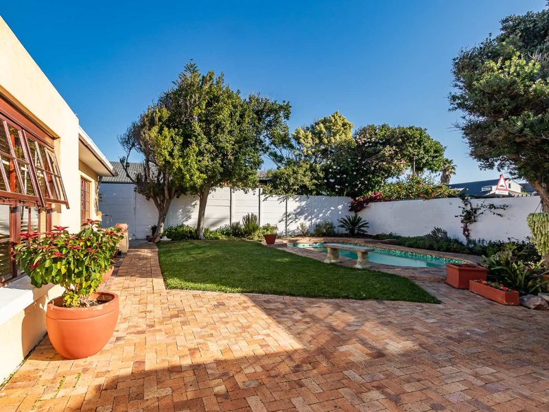 Spacious Family Home with Garden, Pool & Flatlet - Photo 4