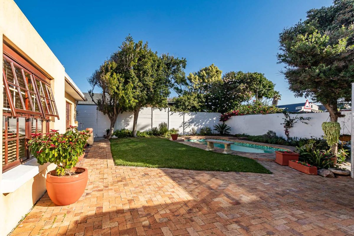 Spacious Family Home with Garden, Pool & Flatlet - Photo 4