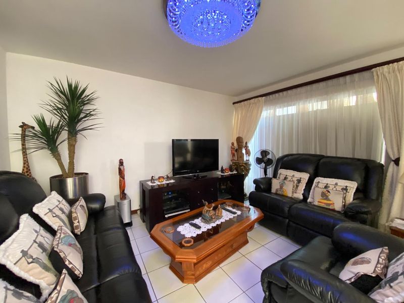 Spacious Family Home in Secure Complex - Photo 8