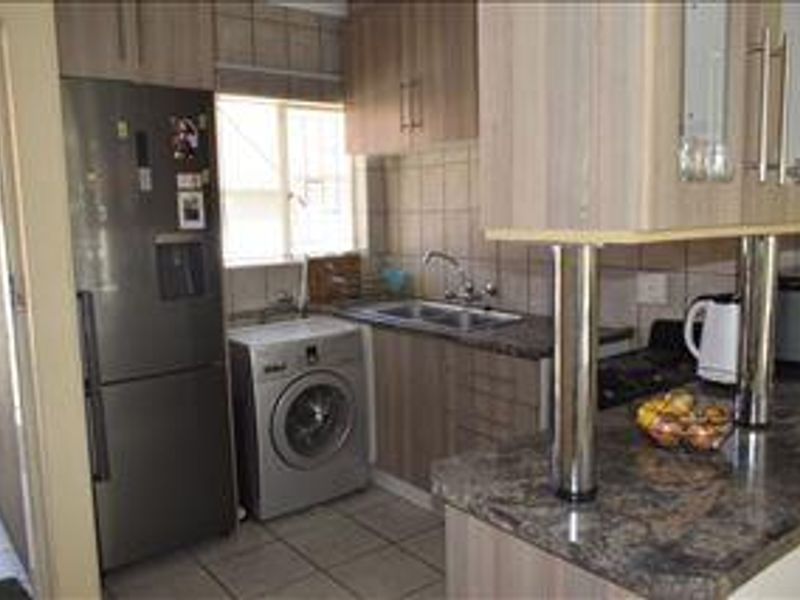 2 Bed, 1st floor corner unit, 24-hour security & modern unit! - Photo 5
