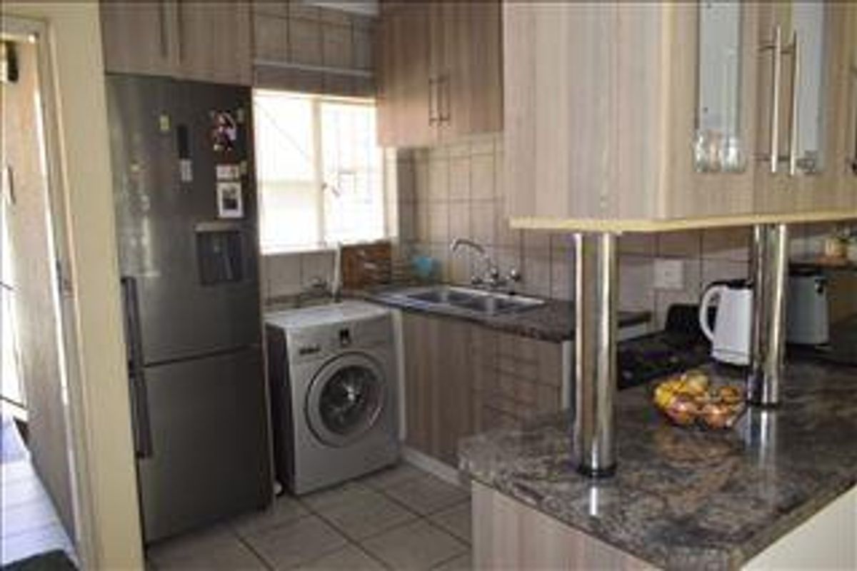 2 Bed, 1st floor corner unit, 24-hour security & modern unit! - Photo 5