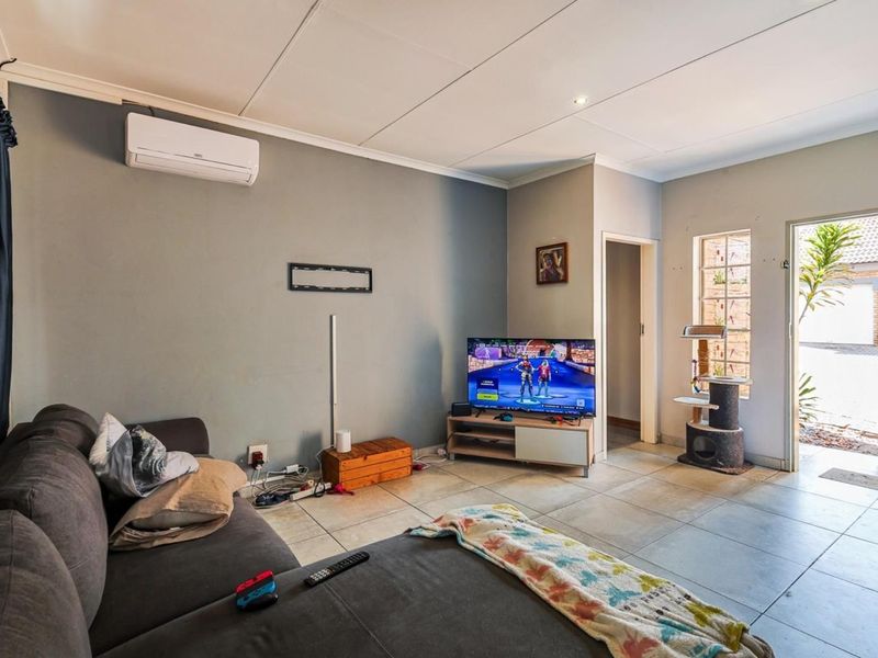 Modern 3-Bed, 2-Bath Townhouse in Secure Estate - Photo 4