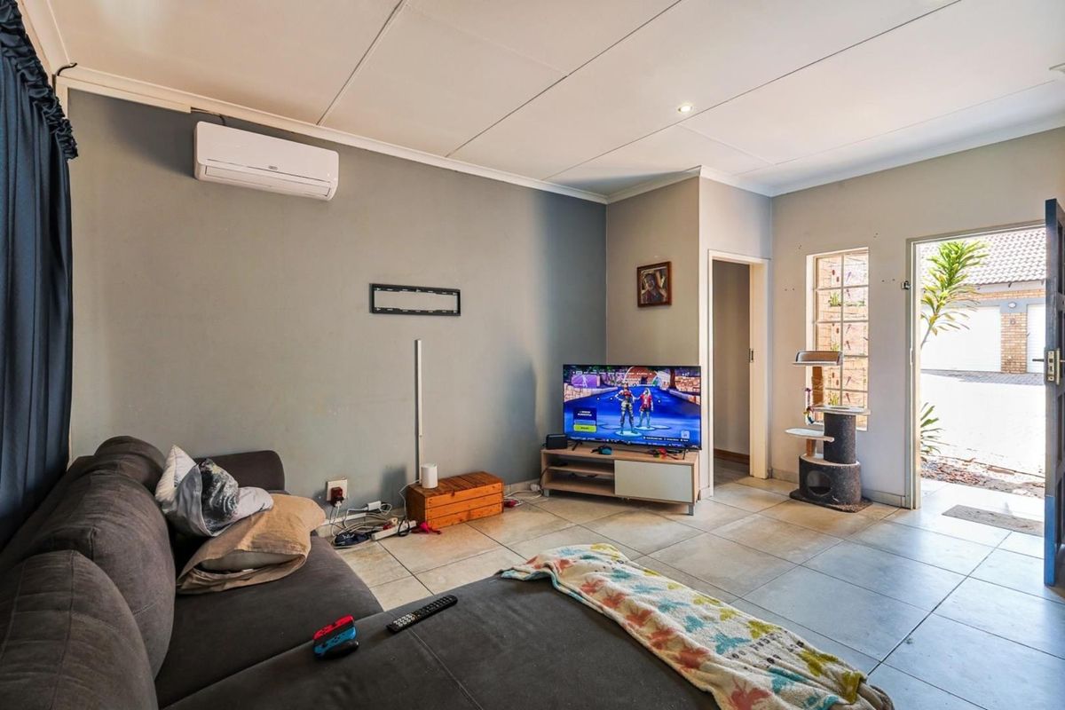 Modern 3-Bed, 2-Bath Townhouse in Secure Estate - Photo 4