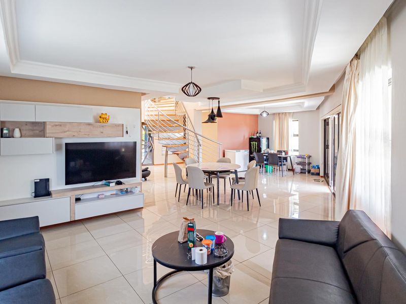 Luxury, Light & Space – Your Dream Home Awaits - Photo 2