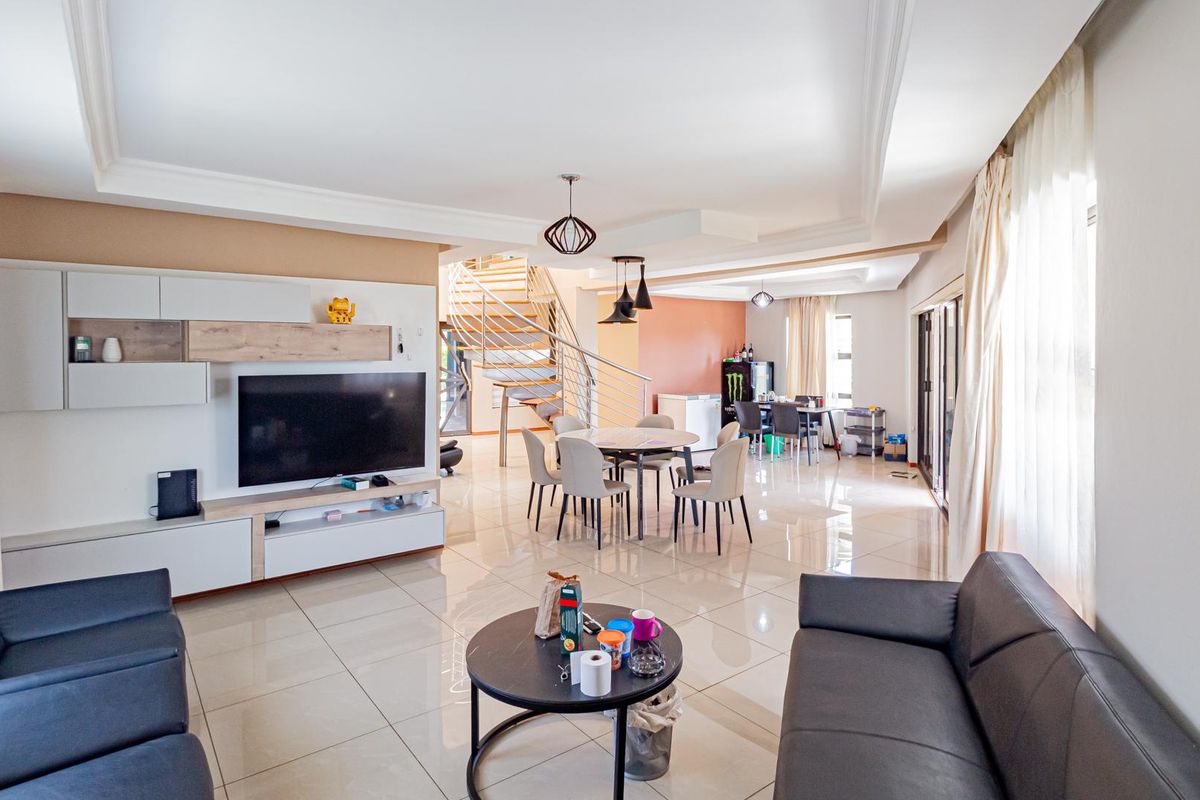 Luxury, Light & Space – Your Dream Home Awaits - Photo 2