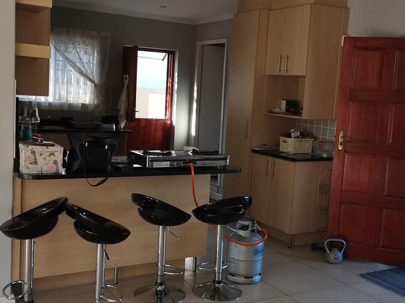 Lovely Townhouse: Secure Complex, Modern Comforts! - Photo 7