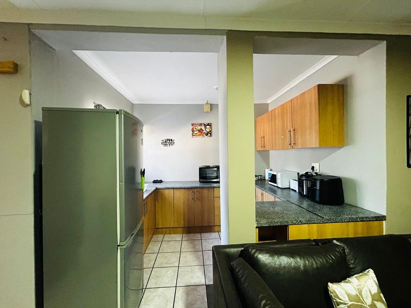 6 Bedroom Gem - Photo 8