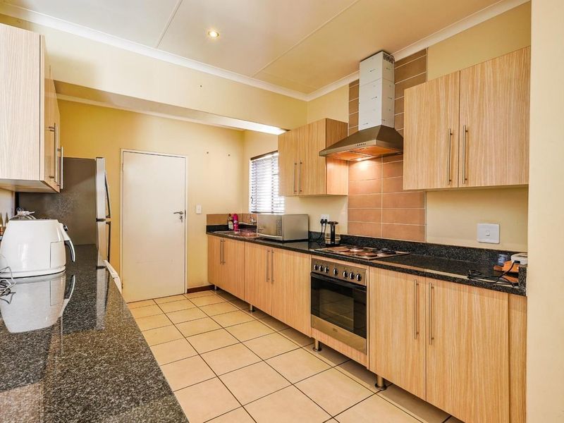 BRIGHT AND SPACIOUS TWO-BEDROOM HOME IN MOOIKLOOF RIDGE ESTATE - Photo 8