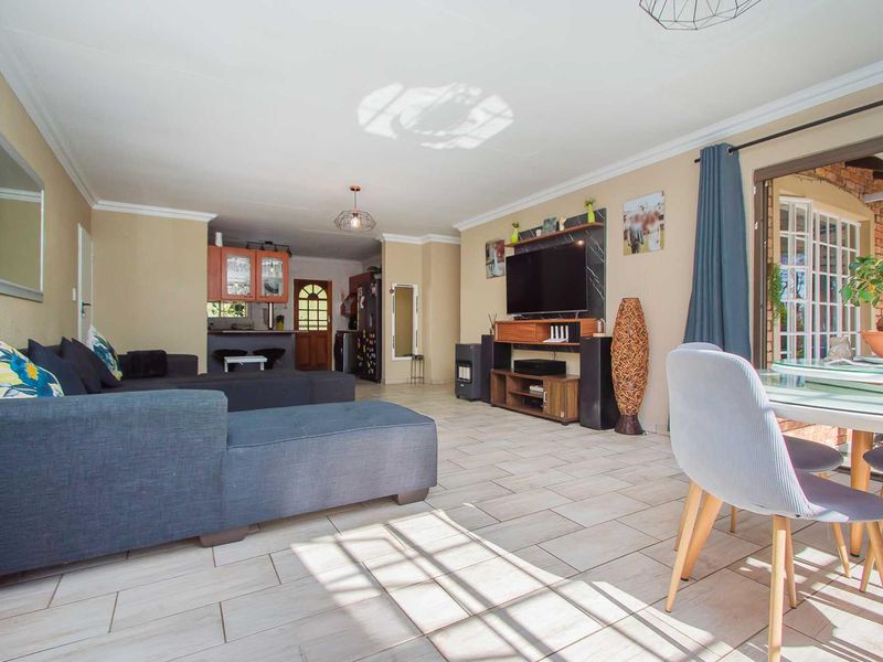 Modern Open Plan and Additional Work-From-Home. - Photo 4