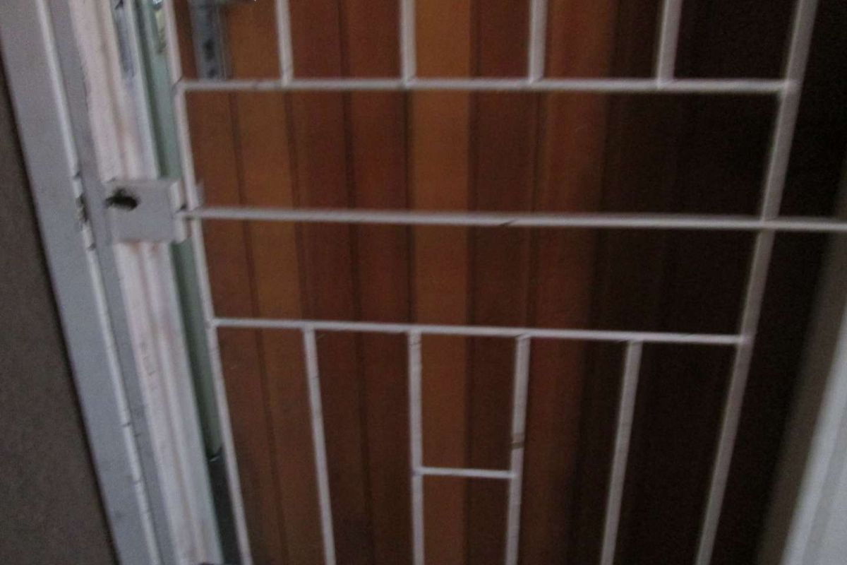 BEAUTIFUL BACHELOR WITH A BALCONY FOR SALE IN PRETORIA CENTRAL - Photo 2
