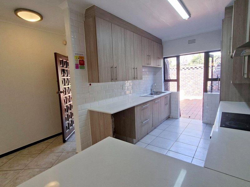 Lovely 3 bedroom, 2 bathroom, simplex available in Douglasdale - Photo 3