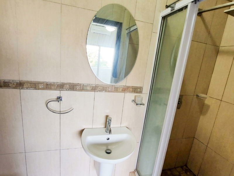 Stylish Three Bedroom Apartment in Prime Umhlanga Location - Photo 9